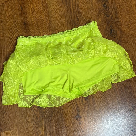🎀 Lace Ruffle Mini Skirt W/ Shorts 🎀 Neon Green Skort - Picture 4 of 8
